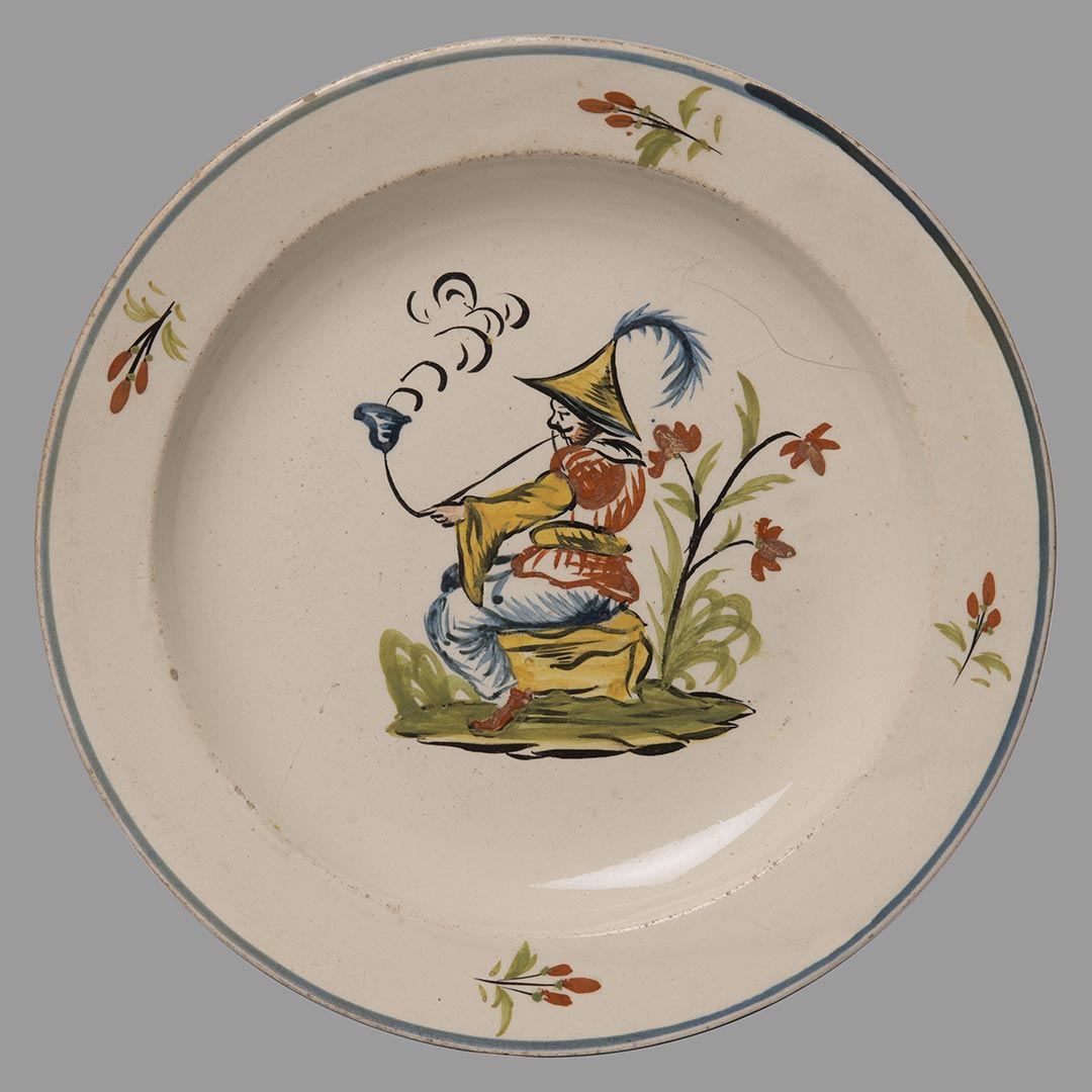 Manufacture Bernard LAMMENS et Cie (1806 – 1823), Assiette au chinois, faïence fine, marque en creux au cachet, Ø 24,2 cm. (Céramique)