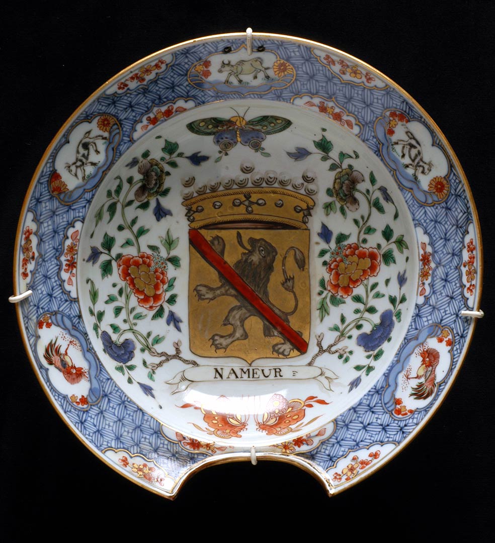 Chine, Compagnie des Indes, famille verte (1700 – 1725), Plat à barbe, aux armes du Comté de Namur, porcelaine, Ø 26,9 cm. (Céramique)