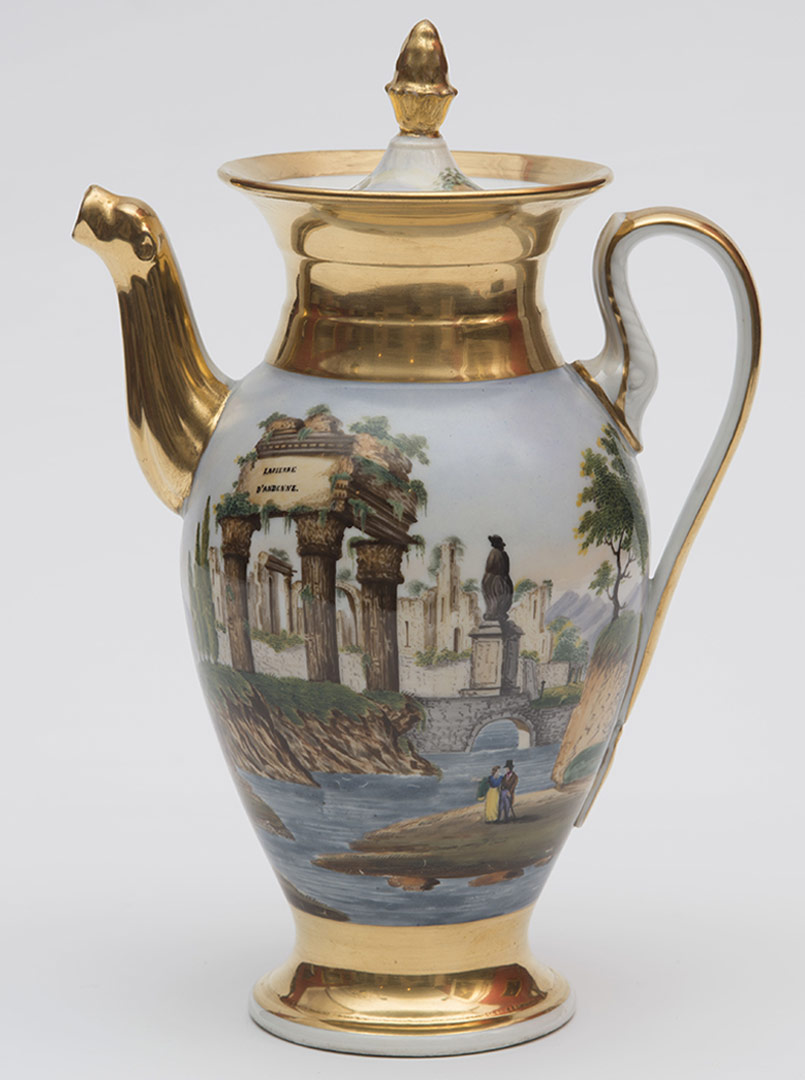 Manufacture LAPIERRE (1820 – 1844), Service à café et à thé, motifs de paysages à l'antique, porcelaine, peint par Antoine Joseph Lapierre, signé, H. cafetière : 28,5 cm. (Céramique)