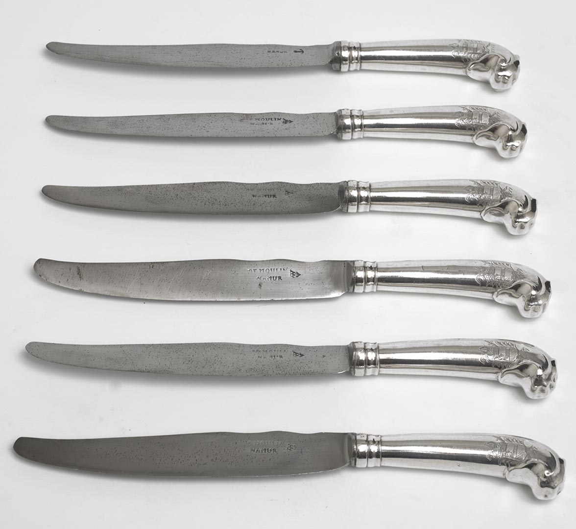 DEMOULIN, 6 couteaux "crosse" aux Armes de l'abbaye de Gembloux, manche en argent Nicolas Wodon, 5 lames en métal marquée "Demoulin/Namur", 1777 et 1 marquée "Godine/Namur" 1766. (Coutellerie)