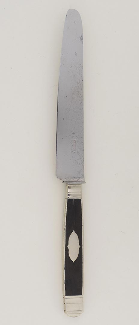 MONNOYER Couteau à manche en bois et écusson en argent, marque sur la lame : "Monnoyer/à Namur", 19e siècle. (Coutellerie)