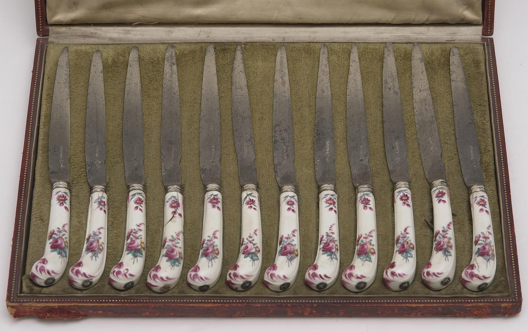 Anonyme, Série de 12 couteaux crosse à manche en porcelaine de Tournai polychrome, lame en métal gravée "Namur", 18e siècle. (Coutellerie)