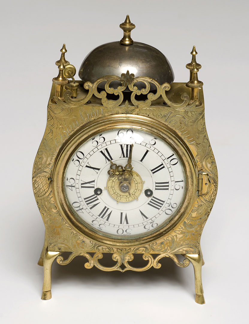 F.J BAULION (Mons ??? – Namur 1819), Pendule avec réveille-matin, en laiton gravée Baulion, Namur, H. 21,5 cm. (Horlogerie)