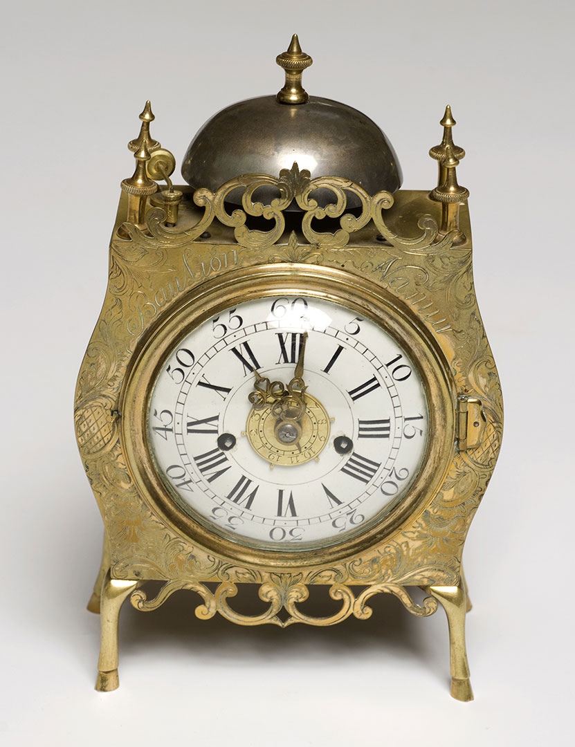 François-Joseph BAULION (Mons ??? – Namur 1819), Pendule avec réveille-matin, en laiton gravée Baulion, Namur, H. 21,5 cm. (Horlogerie)