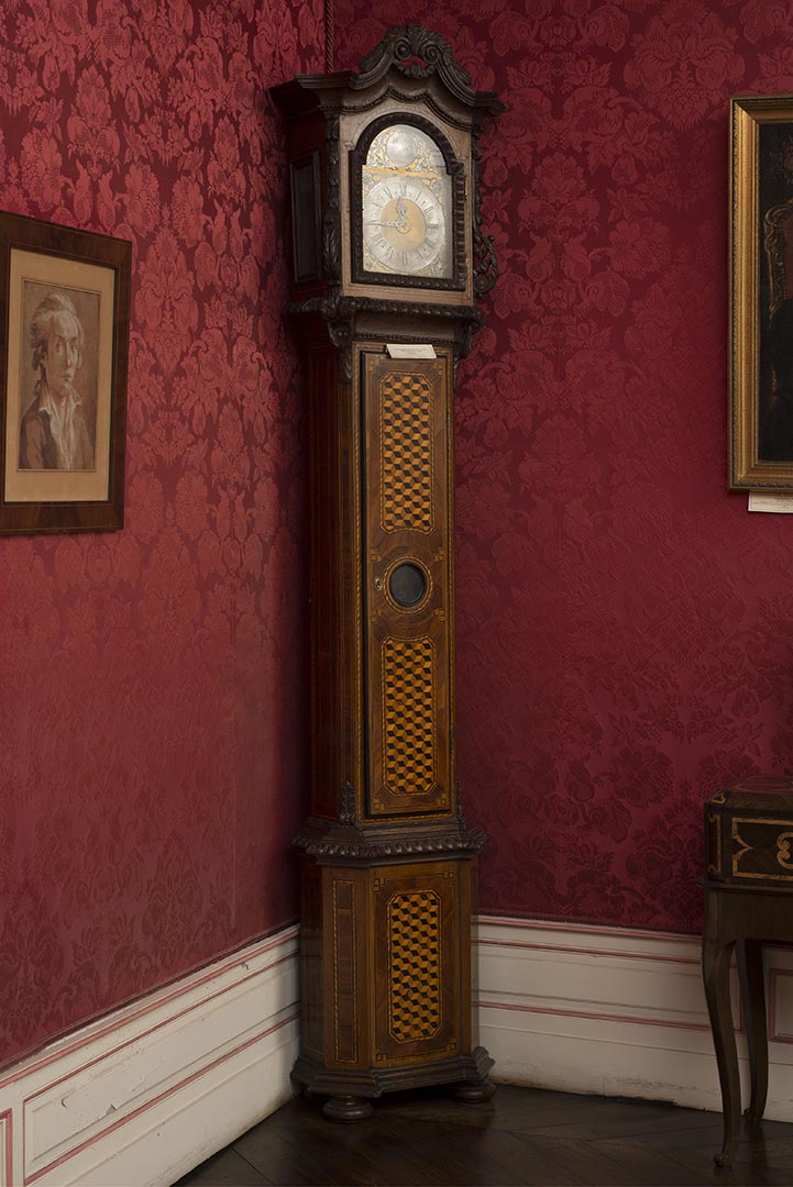 Horloge de parquet namuroise en marqueterie, cadran marque "Baulion à Namur", vers 1780, 255 cm x 54 cm x 20 cm. (Mobilier)