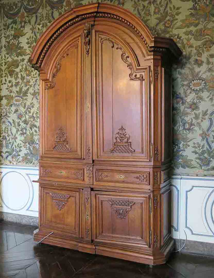 Secrétaire marqueté namurois avec une étoile à 6 branches, vers 1740, 105 cm x 123 cm x 59 cm. (Mobilier)