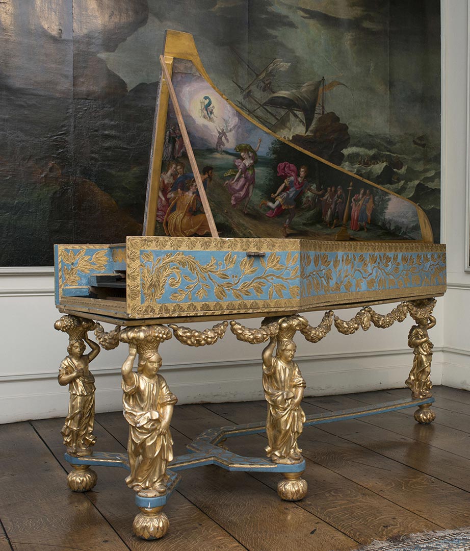 Andréas RUCKERS, Exceptionnel, le clavecin d'Andréas Ruckers signé et daté 1640 est le seul exemplaire connu ayant conservé sa structure orginelle. En effet, souvent ces instuments ont été "ravalés" au 18e siècle. Il repose sur un bel ensemble d'époque de caryatides en bois doré. Les Ruckers étaient une famille anversoise célèbre au 16e et 18e siècle de facteurs d'orgues, clavecins et virginals. (Musique)