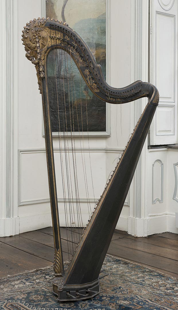 Jean-Henri NADERMAN (1734 – 1799), La harpe en vernis martin est signée "Naderman". Jean-Henri Naderman est un des principaux facteurs de harpe parisiens et fut le luthier de la reine Marie-Antoinette. Les Amis en détiennent des partitions. (Musique)