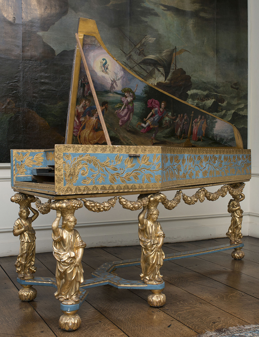 Andréas RUCKERS (le vieux : Anvers 1579-1652 ou le jeune : 1607 – 1654), Exceptionnel, le clavecin d'Andréas Ruckers signé et daté 1640 est le seul exemplaire connu ayant conservé sa structure originelle. En effet, souvent ces instuments ont été "ravalés" au 18e siècle. Il repose sur un bel ensemble d'époque de caryatides en bois doré. Les Ruckers étaient une famille anversoise célèbre aux 16e et 17e siècles comme facteurs d'orgues, clavecins et virginals. (Musique)