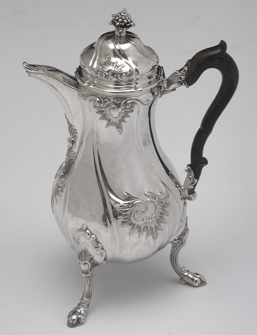 Nicolas-Joseph WODON I ET II, Cafetière Louis XV, 1765. (Orfèvrerie)