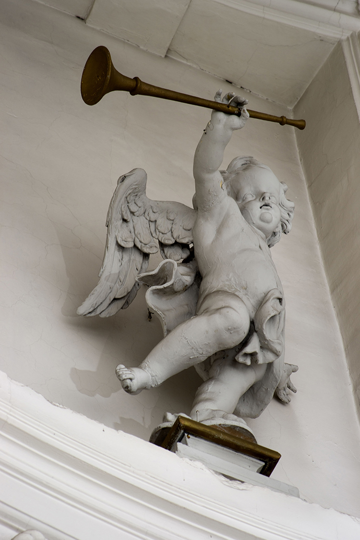 Claude-Joseph de BETTIGNIES (Mons 1675 – Mons 1740), Ange trompettiste, d'une série 4 anges musiciens, bois peint et doré, 18e siècle, H. 132 cm. (Sculpture)