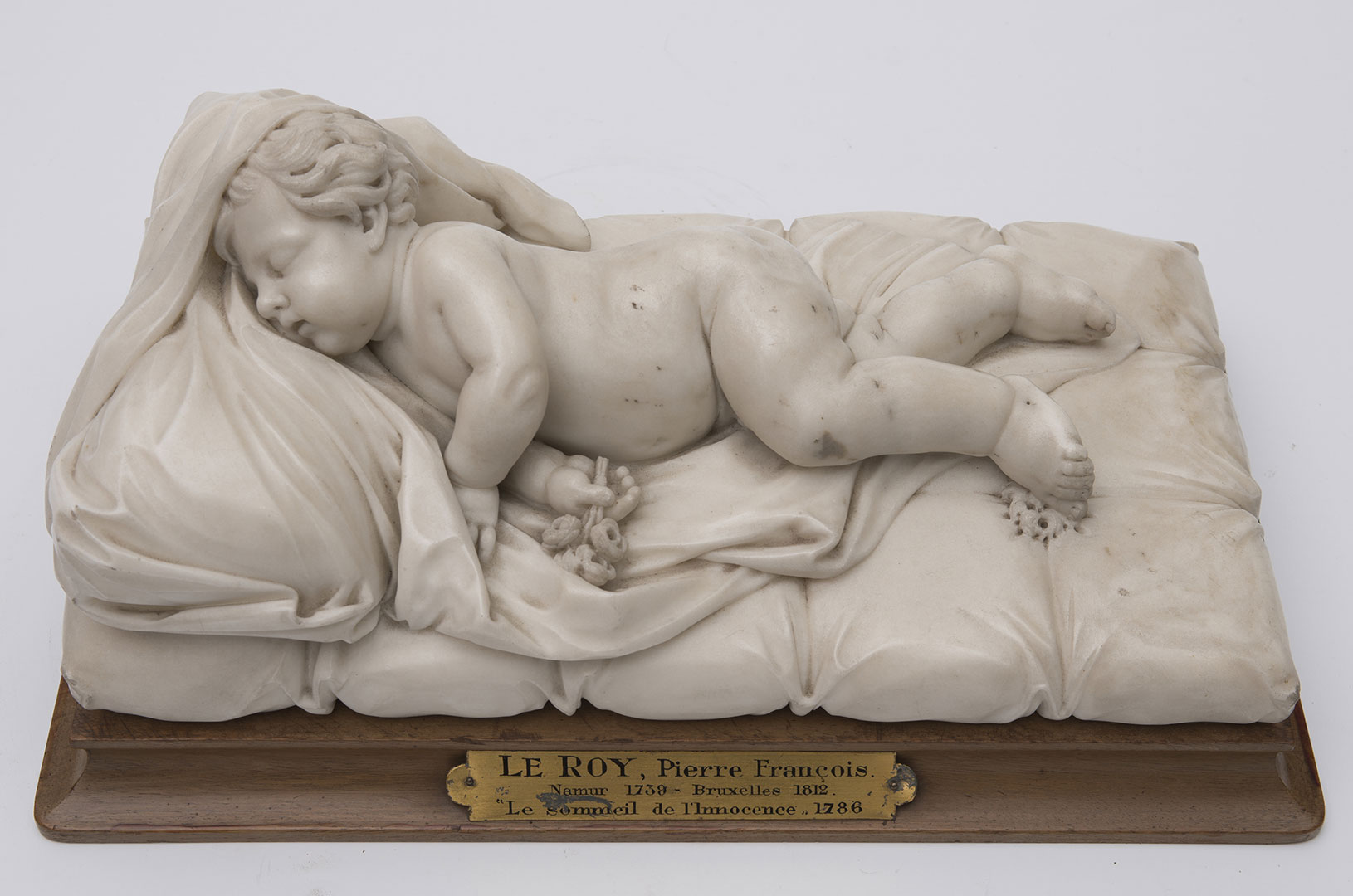 Pierre-François Le ROY (Namur 1739 – Bruxelles 1812), Enfant endormi, marbre de Carrare, 18e siècle, H. 13,5 cm x L. 37 cm. (Sculpture)