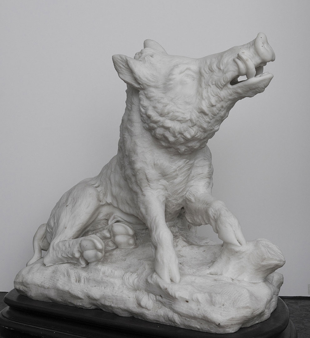 Laurent DELVAUX (Gand 1696 – Nivelles 1778), Le sanglier, marbre de Carrare, 18e siècle, H. 38 cm x L. 47 cm. (Sculpture)