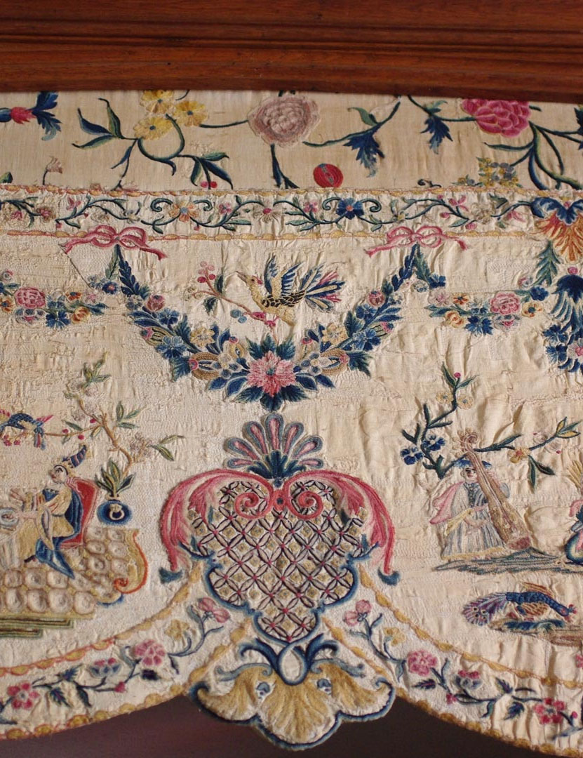 Lambrequin brodé, lit de la chambre de la Marquise, 18e siècle. (Textile)