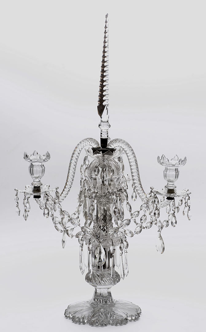 Manufacture Louis ZOUDE (1818 – 1867), Girandole en cristal incolore taillé avec une flèche et trois bras de lumière torsinés reliés par des chapelets de perles en cristal. H. 81 cm. Après 1833 – 1834. (Verrerie)