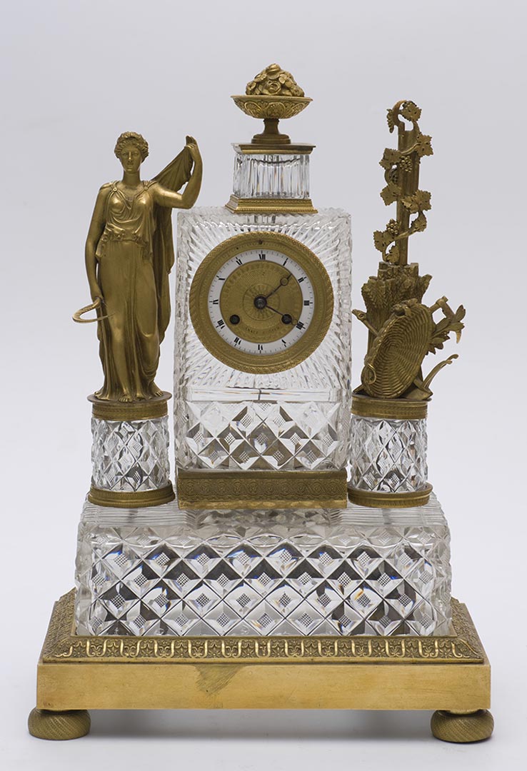 Cristallerie de Vonêche (1802 – 1830), Horloge en cristal taillé et bronze doré représentant la déesse Cérès H. 40,5 cm. (Verrerie)
