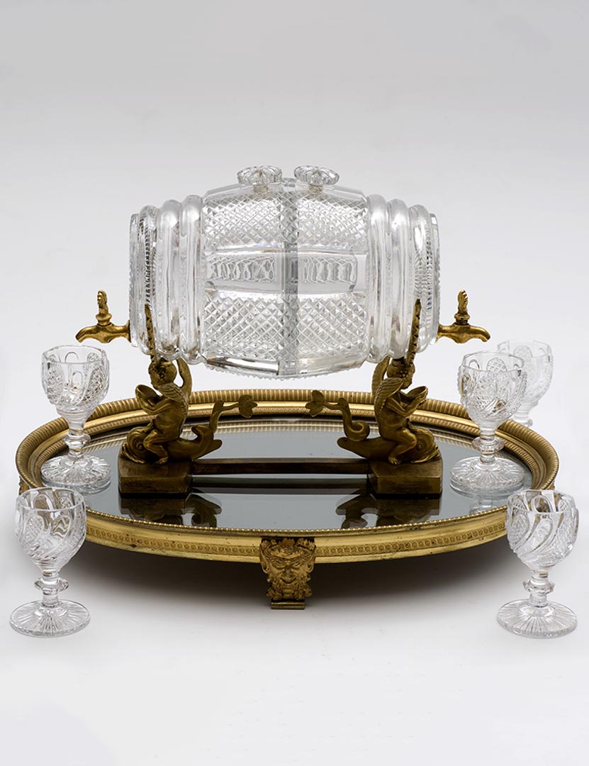 Cristallerie de Vonêche (1802 – 1830), Tonnelet double à liqueur et son plateau en cristal taillé et bronze doré, mention "À l'Escalier de Cristal/Médaille d'or 1819", 19 cm x 26 cm x Ø 13 cm et 5,4 cm x 33,8 cm x 24,3 cm. (Verrerie)