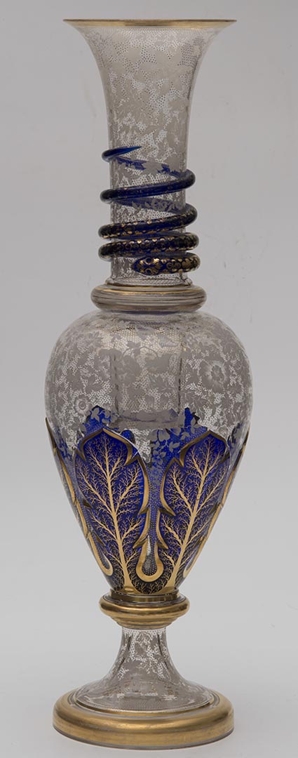 Verrerie d'Herbatte (1851 – 1867), Grand vase sur piedouche, en Herbatte, H. 74,8 cm, vers 1860. Il a été "offert à M. Auguste Royer (1796 – 1867) par la Compagnie des glaces de Floreffe". (Verrerie)