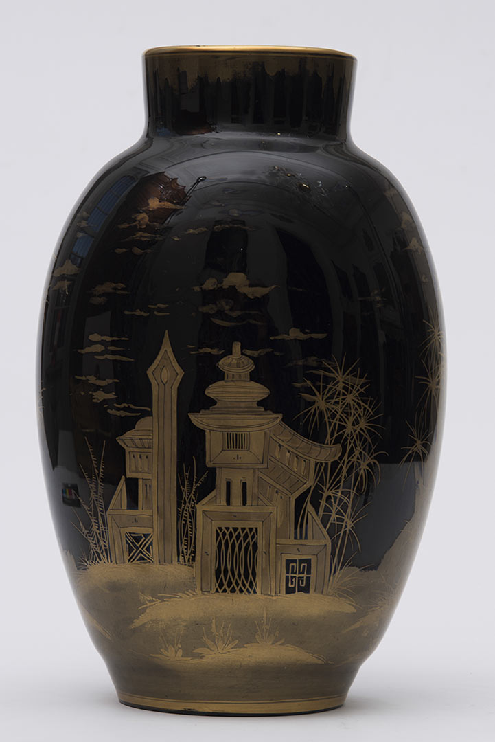 Cristallerie du Val Saint Lambert (1879 – ...), Vase hyalite en Val Saint Lambert-Herbatte, H. 32,8 cm. Après 1879. (Verrerie)