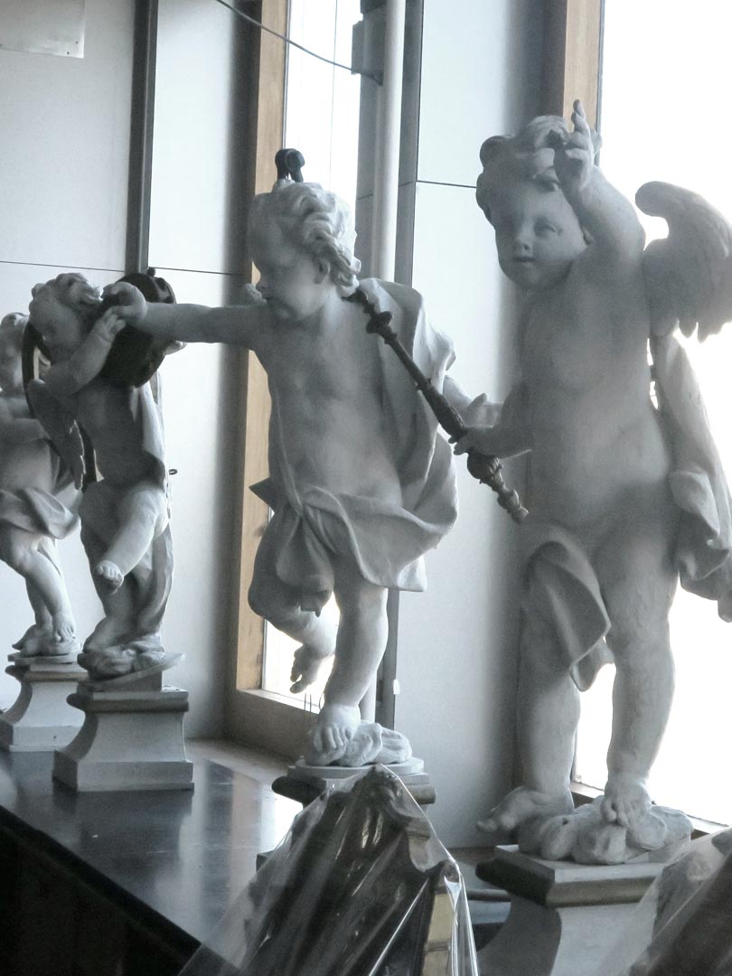 4 anges musiciens 18e siècle en bois peint et doré du sculpteur de Bettignies, par l'IRPA, sous la direction de Mme Mercier, grâce au soutien du Fonds Pierre-François Tilmon au sein de la Fondation Roi Baudouin.