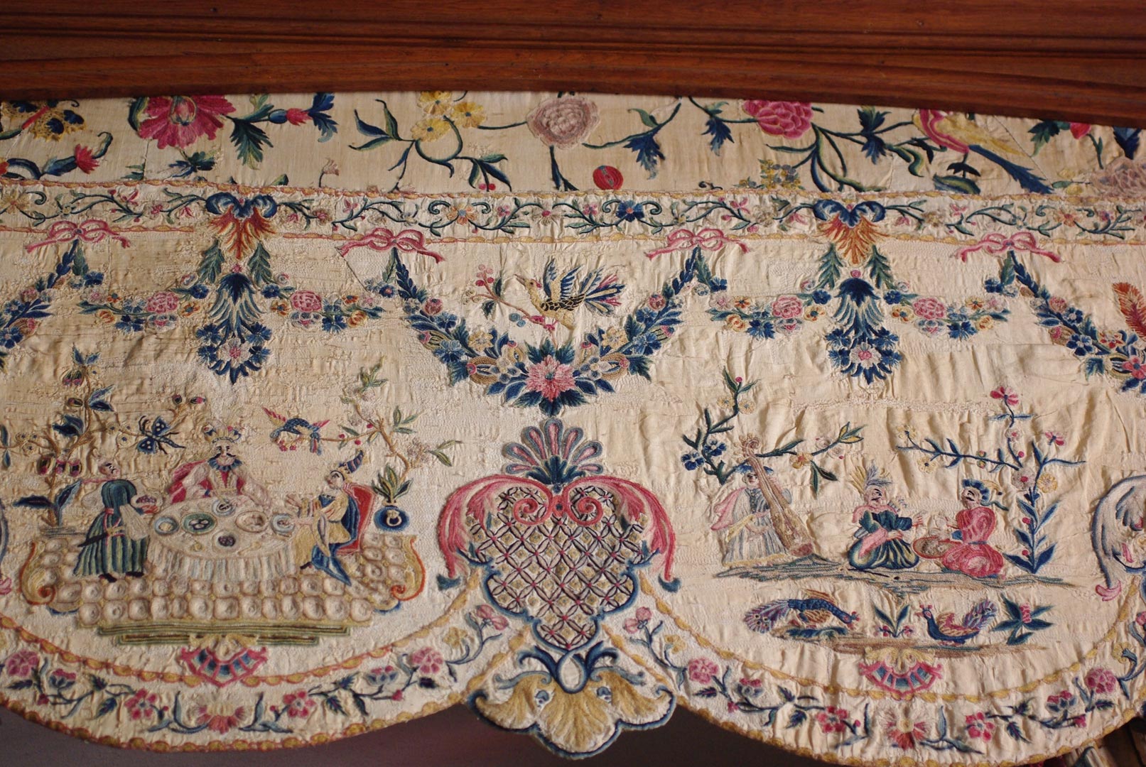 Les tissus brodés de la chambre de la Marquise, par Mme Chantal Carpentier grâce au soutien du Fonds Pierre-François Tilmon au sein de la FRB.