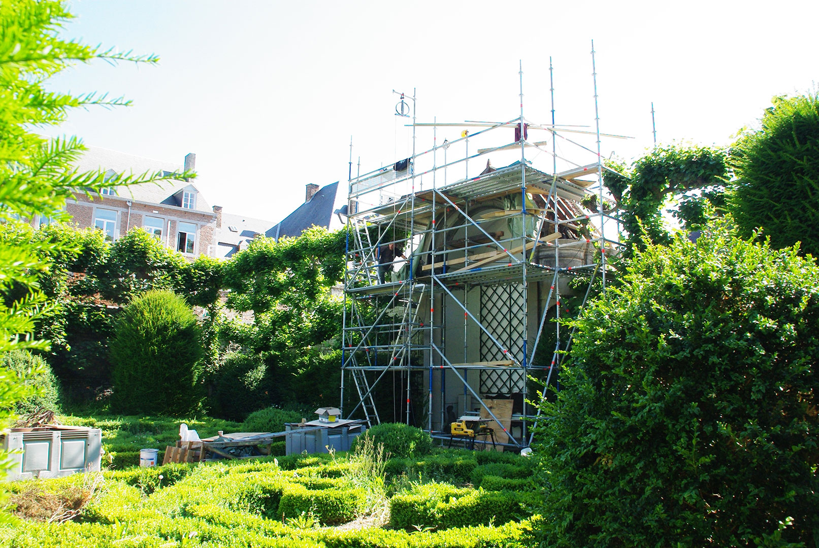 Restauration de la toiture du pavillon du jardin.
