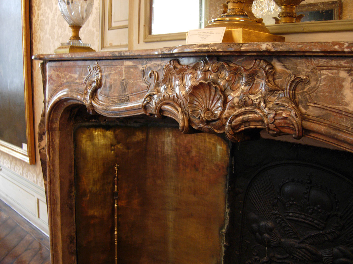 Cheminée du "Grand Salon" avec le détail de la coquille sculptée dans son linteau.